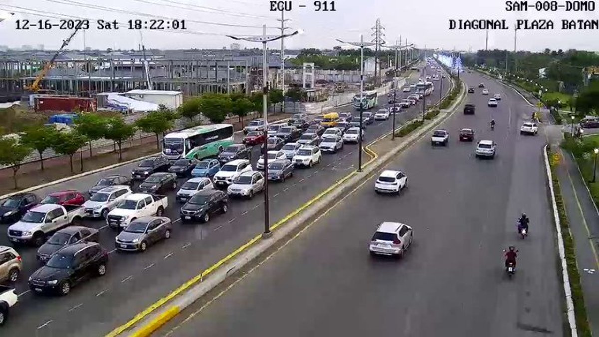 Congestión vehicular en la av. Samborondón.