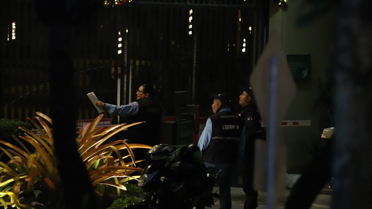Personal de seguridad privada custodiaba la garita de ingreso.