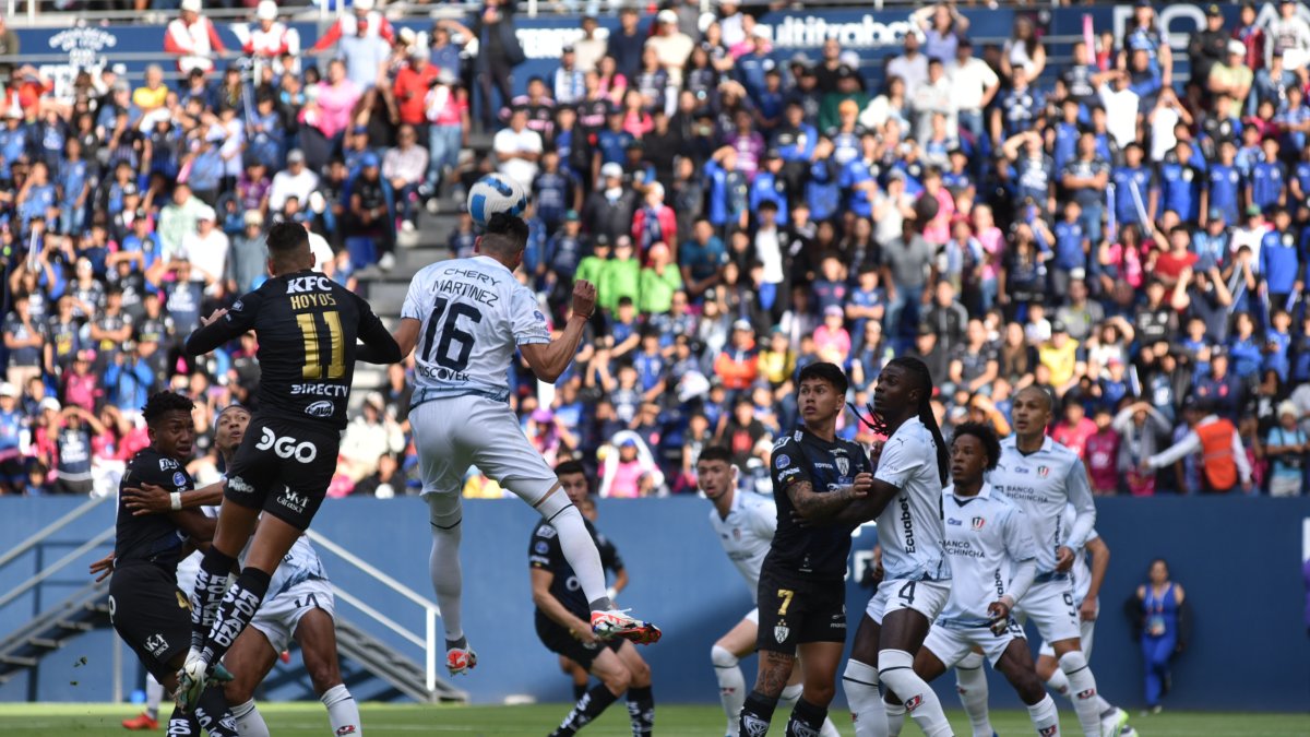 INDEPENDIENTE DEL VALLE VS LIGA DE QUITO ESTADIO BANCO DE GUAYAQUIL AMBIENTE EN LOS EXTERIORES