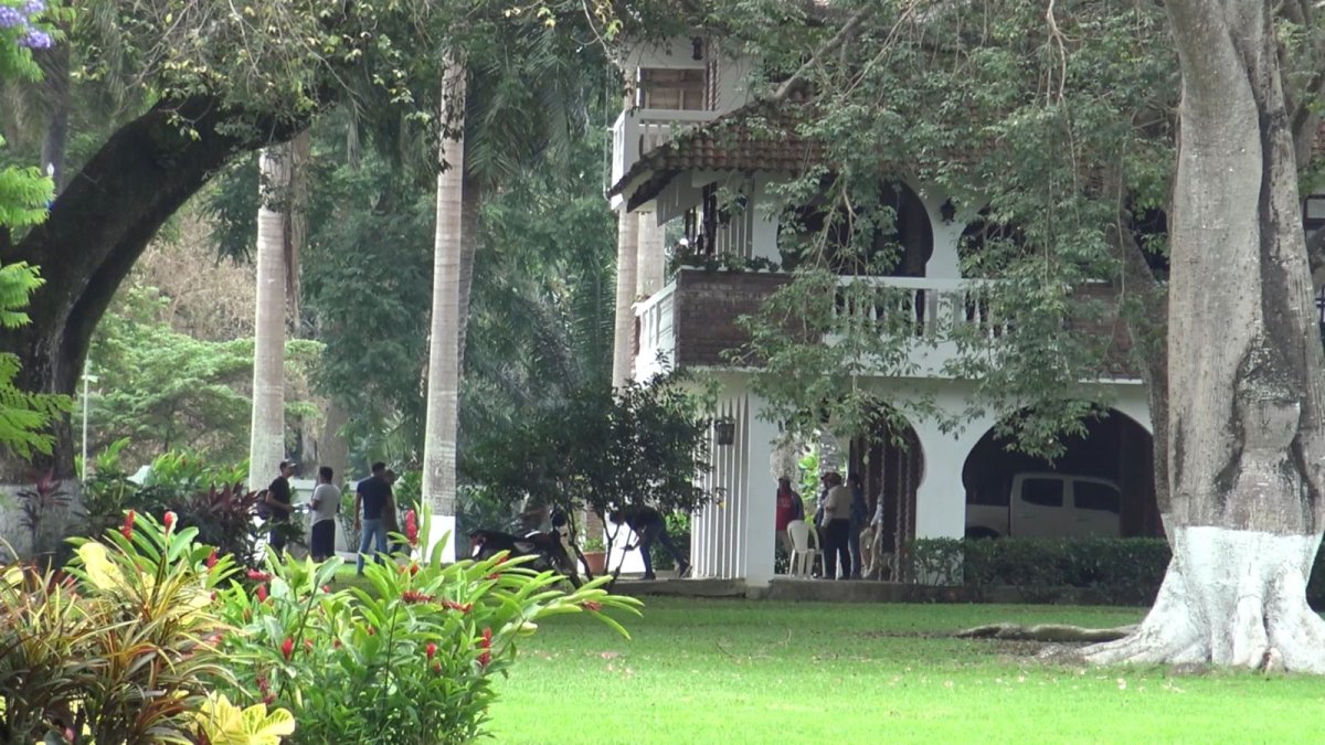 El rancho permanece cerrado para personas particulares mientras que en el interior continúan laborando.