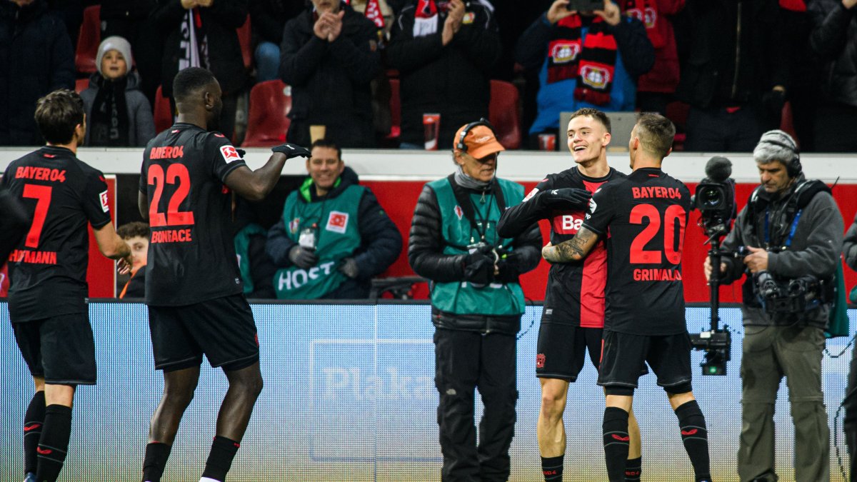 Florin Wirtz (2-d) participó en dos de los tres goles del Leverkusen.