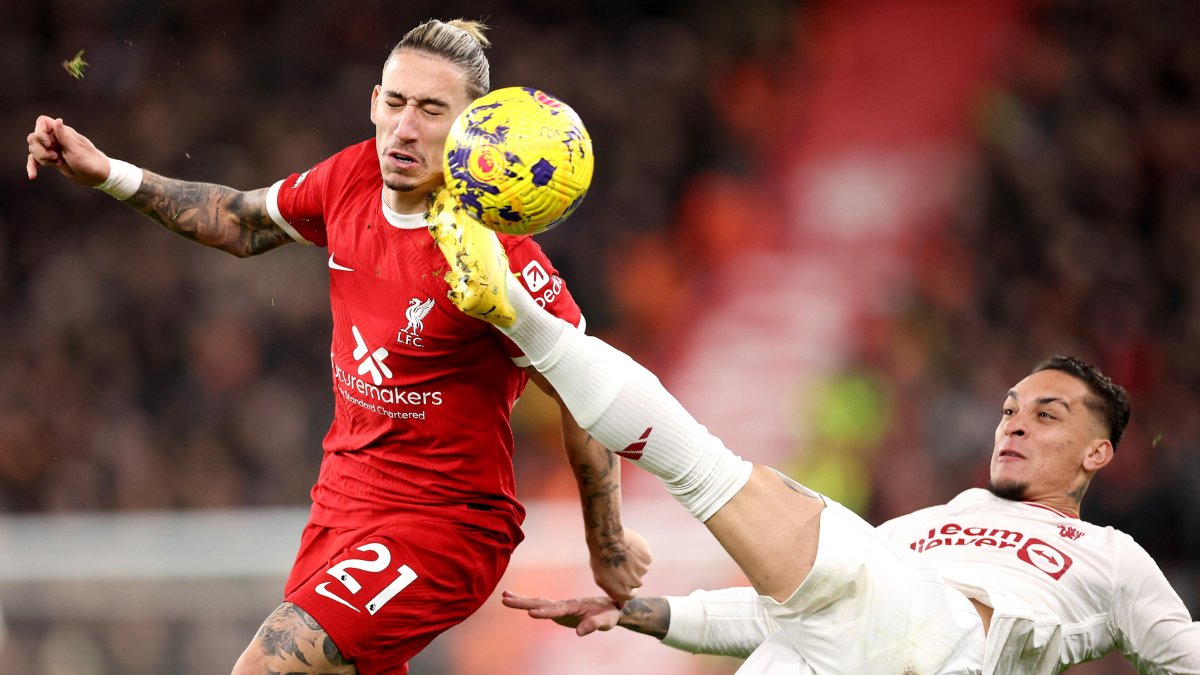 Kostas Tsimikas (i), de Liverpool, disputa un balón contra Antony, del Manchester United.