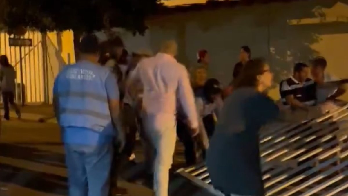 Video. En videos captados por moradores se observa la medida municipal.