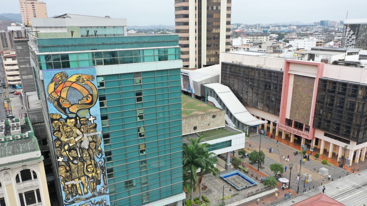 Mural. La obra está ubicada del lado de las calles Pedro Moncayo, entre la avenida 9 de Octubre y Vélez, junto al edificio de la Judicatura.