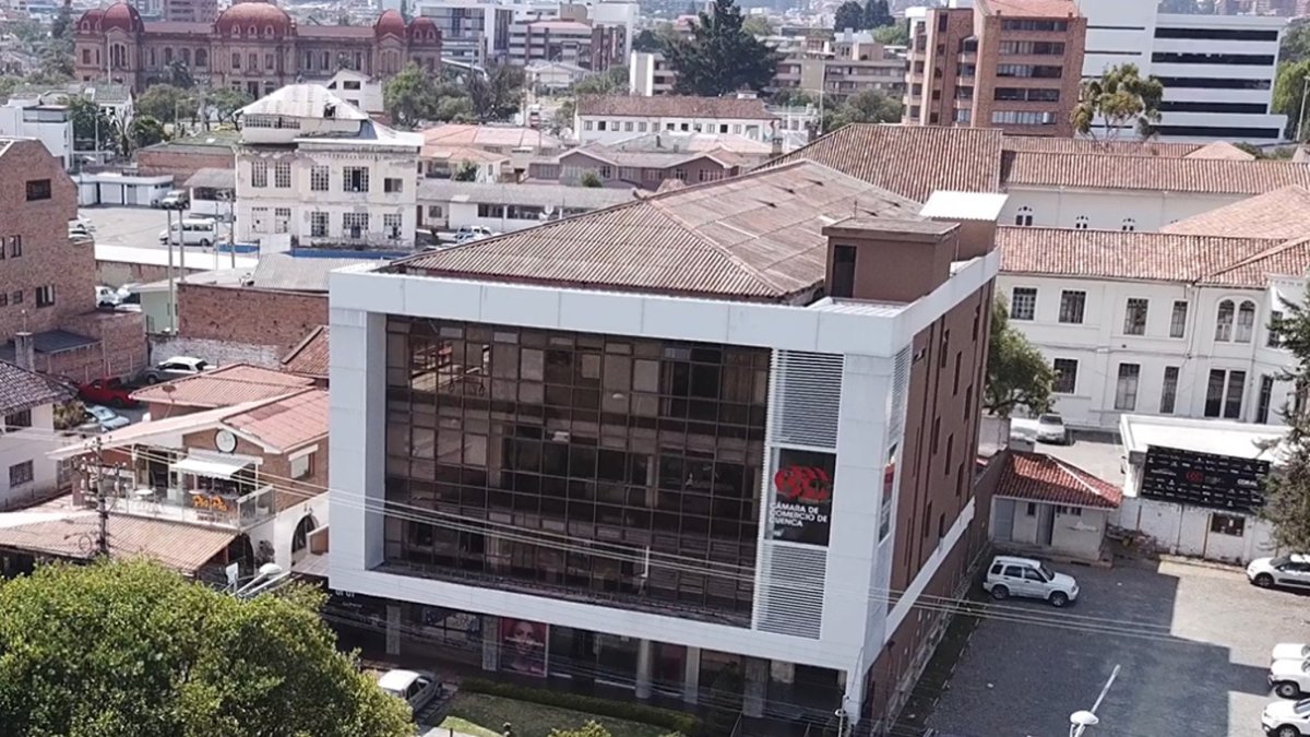 Estructura. Fachada del edificio de la Cámara de Comercio de Cuenca.