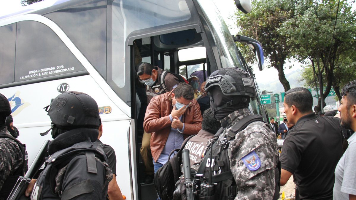 Metástasis. Uno de los acusados en operación ejecutada por la Fiscalía y la Policía tapa su rostro, días atrás.