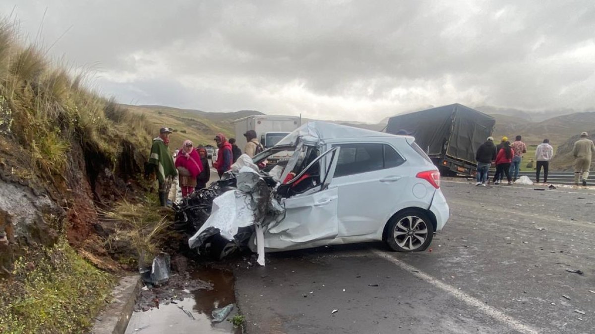 Situación. La religiosa quedó atrapada en su auto después del choque.