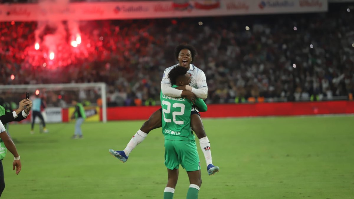 Alexander Domínguez (espalda) fue figura.