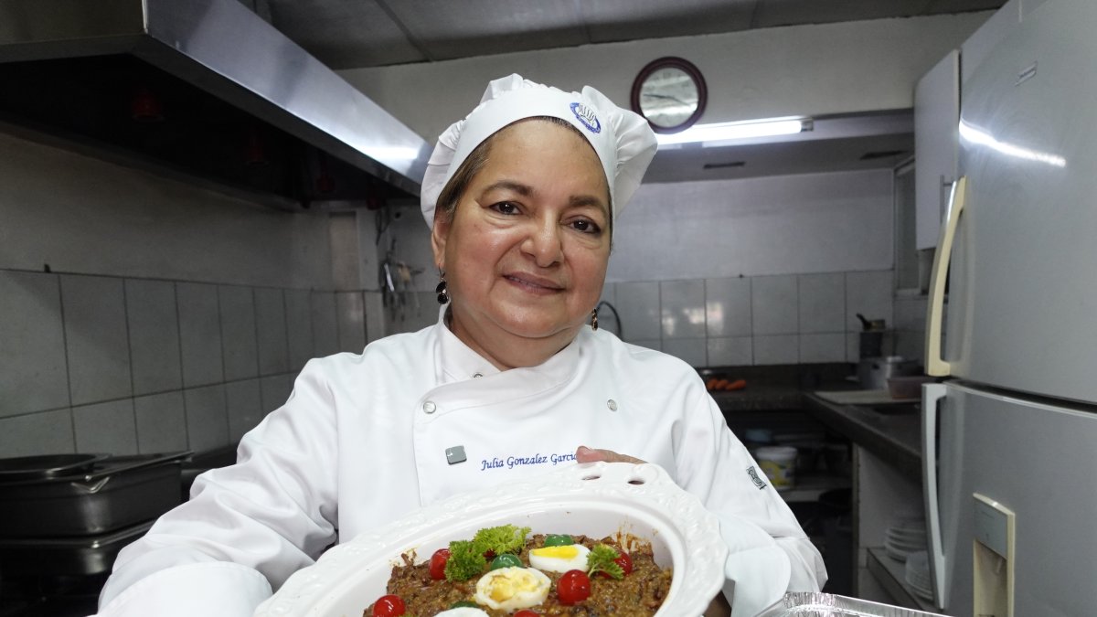 Julia prepara  relleno navideño desde hace 8 años.