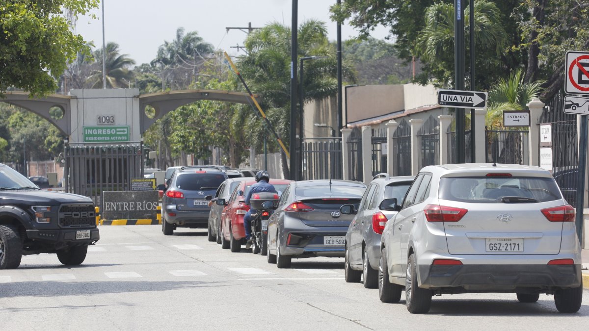 Tráfico. Las largas filas para ingresar a las urbanizaciones se forman casi a todas horas.