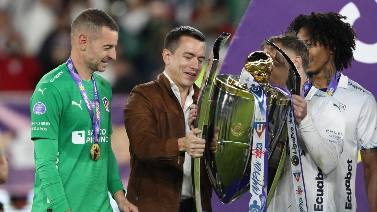 Jugadores de LDU Quito reciben la copa de campeones, por parte del presidente de la República del Ecuador, Daniel Noboa