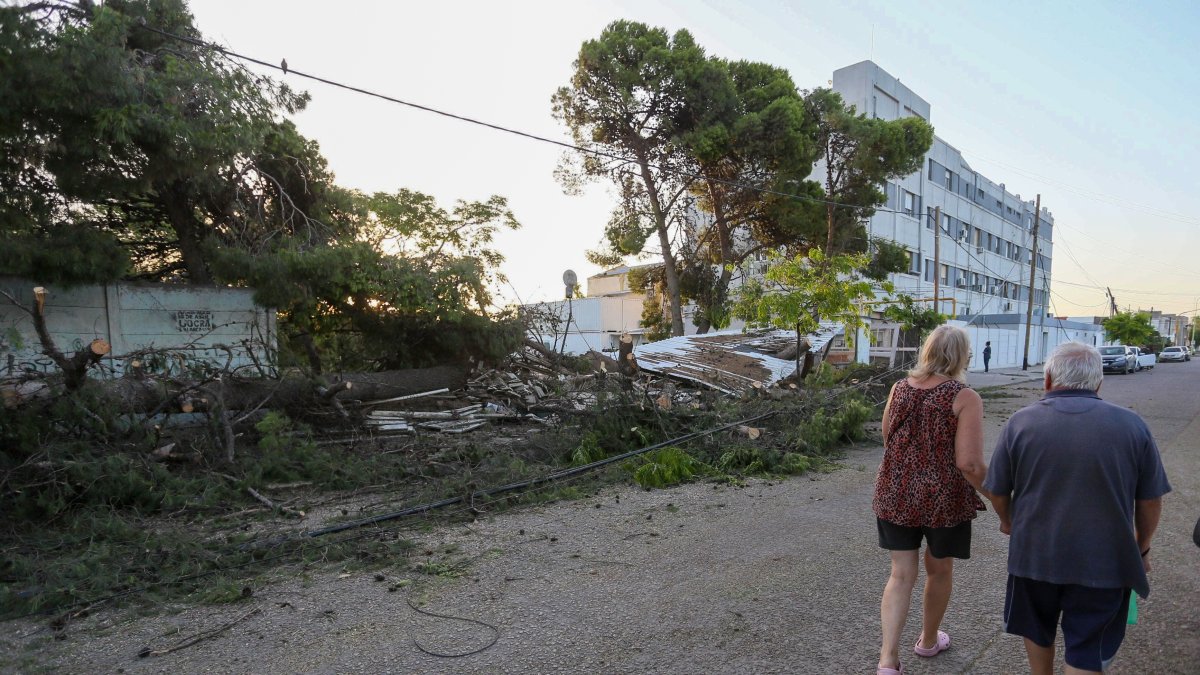 Residentes observan los daños causados por el temporal del sábado, en Bahía Blanca, provincia de Buenos Aires (Argentina).