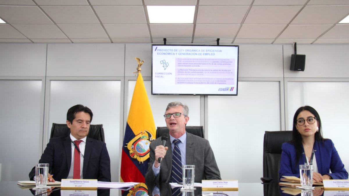 El ministro de Finanzas, Juan Carlos Vega (centro), en rueda de prensa este 18 de diciembre de 2023.