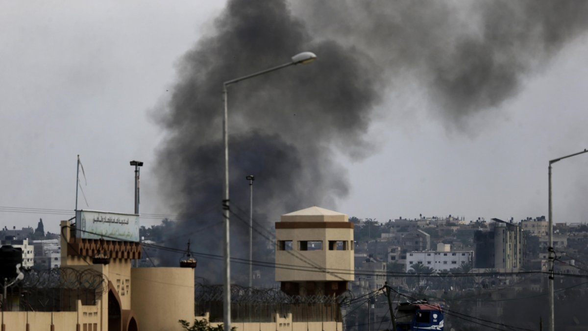 Se eleva humo durante una operación israelí en Jan Yunis, en el sur de la Franja de Gaza, este 17 de diciembre de 2023.