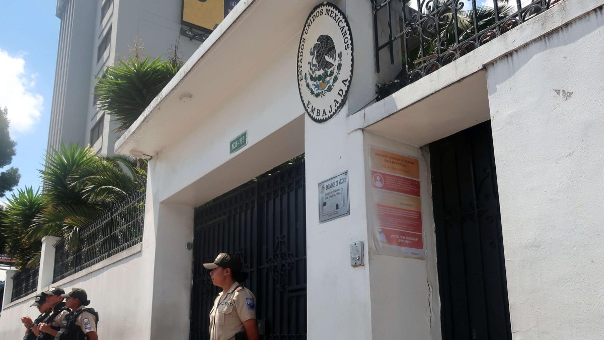 Policías custodian afuera de la Embajada de México en Ecuador hoy, en Quito (Ecuador).