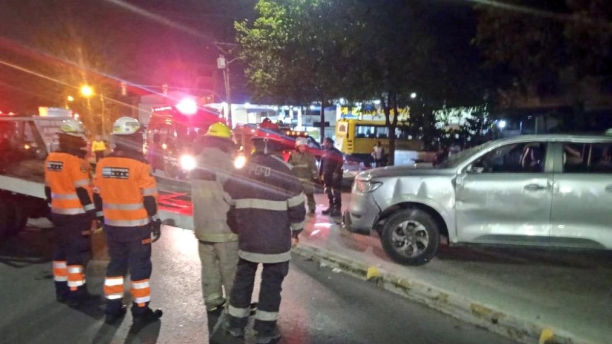 Personal bomberil y paramédicos acudieron al sitio, la madrugada de este lunes 18 de diciembre.