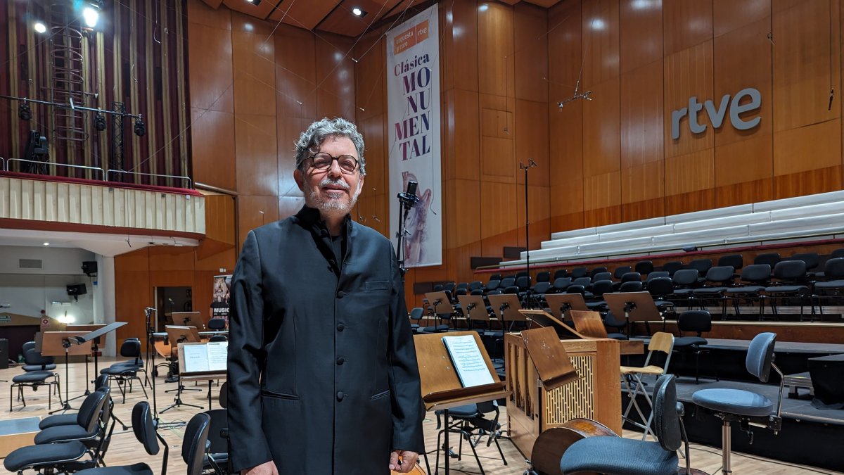 José María es profesor Superior de Dirección de Orquesta, Coro y Ópera graduado del Conservatorio Superior Tchaikovsky de Moscú.
