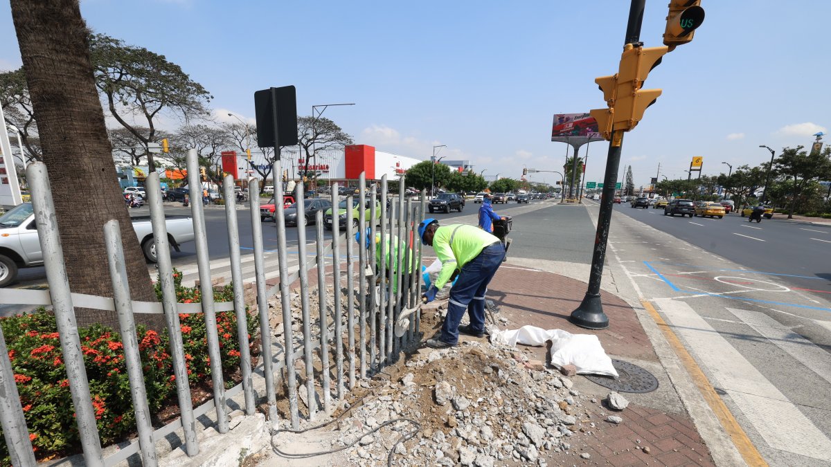 En la avenida de las Américas se realizan labores para la construcción de un paso elevado.