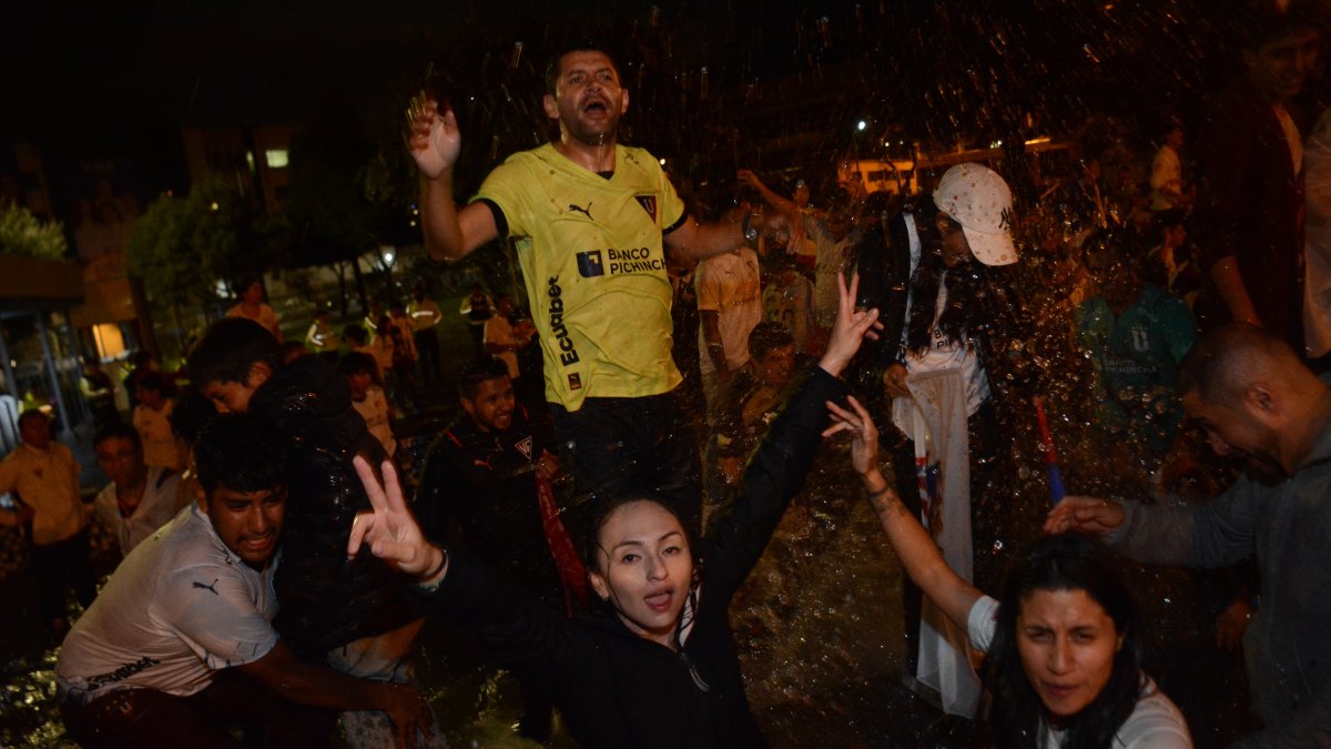 El frío no fue impedimento para el tradicional baño en la pileta de unos eufóricos hinchas albos que se dieron cita en el lugar donde nación el cuadro universitario.