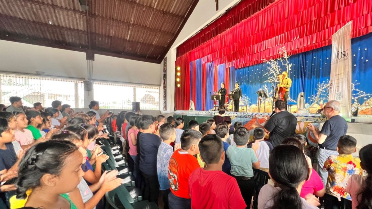 Grupo. A la sinfónica se le suma un coro de niños.