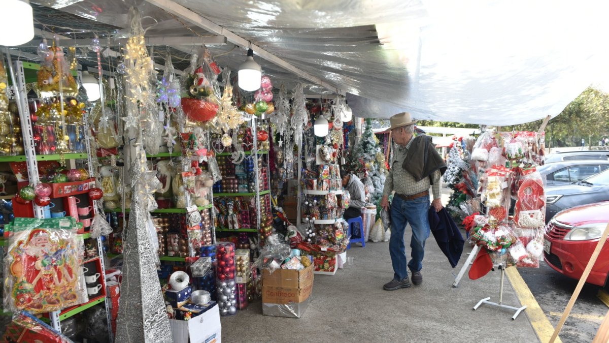 Los precios de los accesorios navideños varían según el tamaño, material y sector.