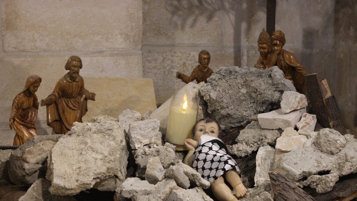 Un Niño Jesús que no está en el pesebre sino entre ruinas, como las que sepultan a diario en Gaza a muchos niños, es el nacimiento montado esta Navidad en una iglesia de Belén.