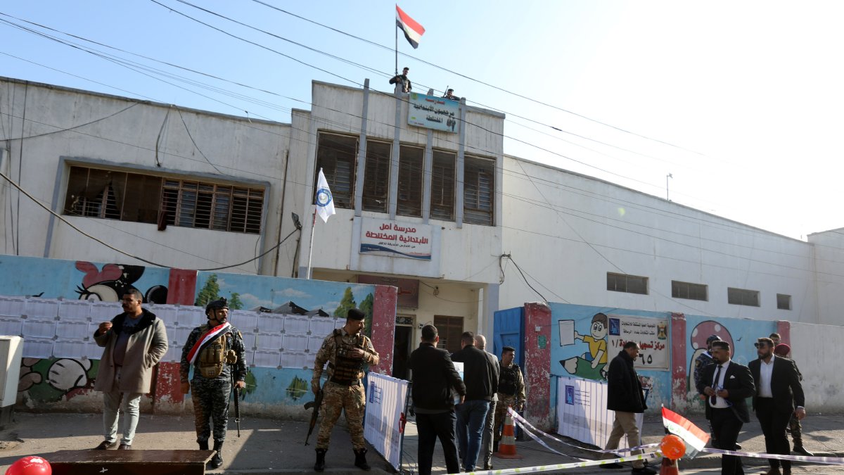 Policías iraquíes hacen guardia en Bagdad en las elecciones provinciales, el 18 de diciembre de 2023.