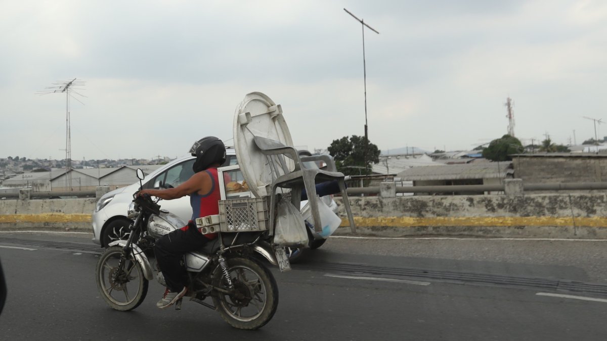 Motorizado con exceso de carga.