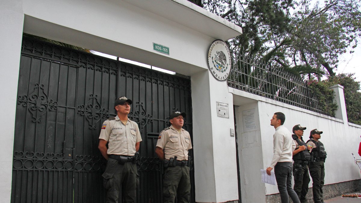 Disposición. Uniformados permanecen en las puertas de ingreso de la Embajada de México en Quito.