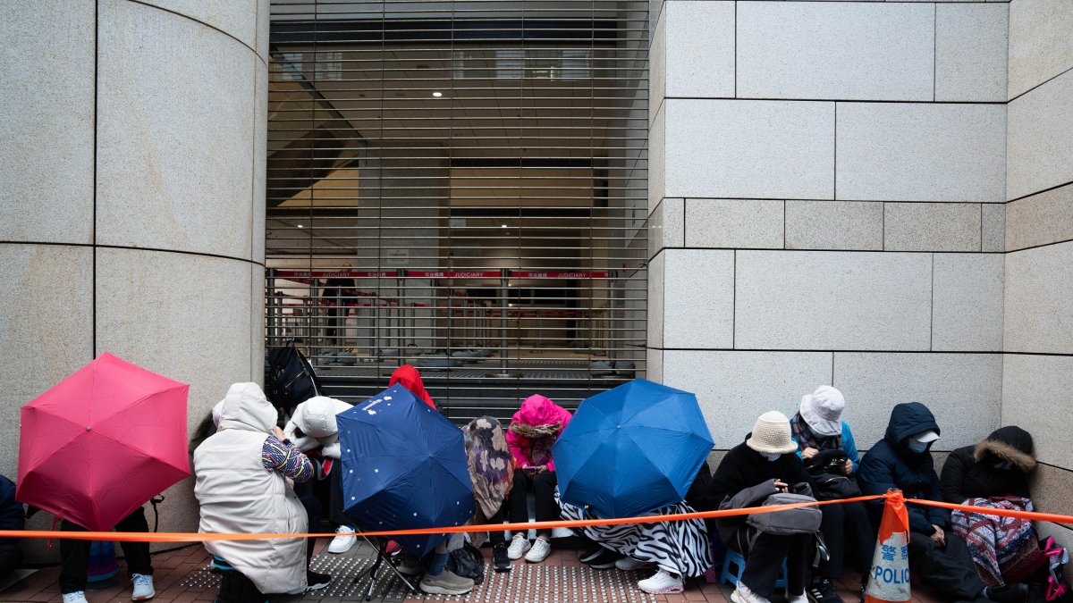 Los partidarios hacen cola frente a los edificios de la Corte de West Kowloon en Hong Kong, China.