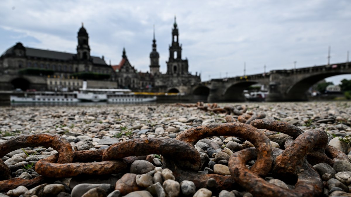 Lecho seco del río Elba en el centro de Dresden, Alemania, 24 de julio de 2023.