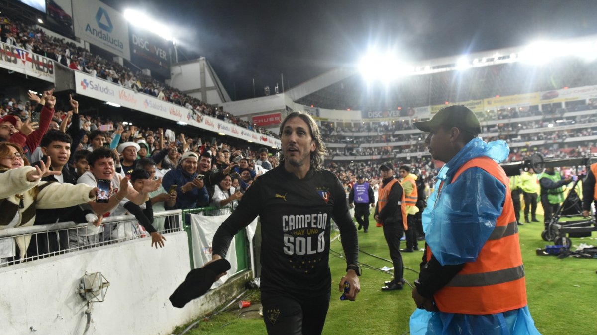 El eufórico festejo de Luis Zubeldía con la hinchada de Liga de Quito en el estadio Rodrigo Paz tras coronarse como campeón de la LigaPro.