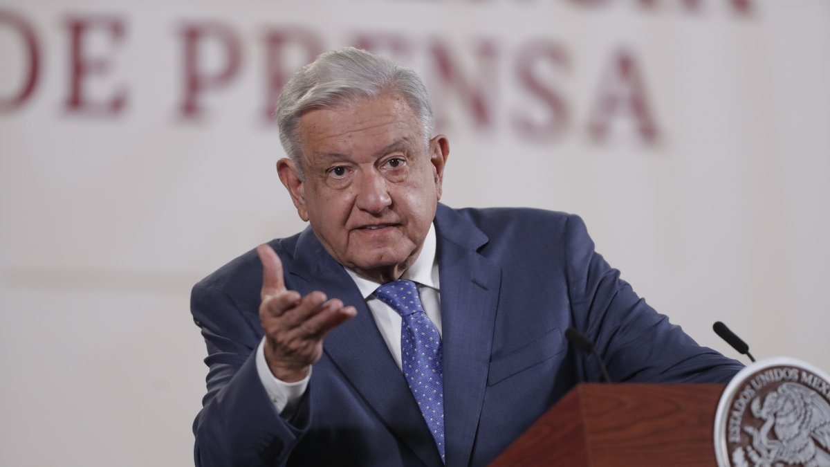 El presidente de México, Andrés Manuel López Obrador, habla durante una rueda de prensa matutina hoy, en el Palacio Nacional en la Ciudad de México (México).