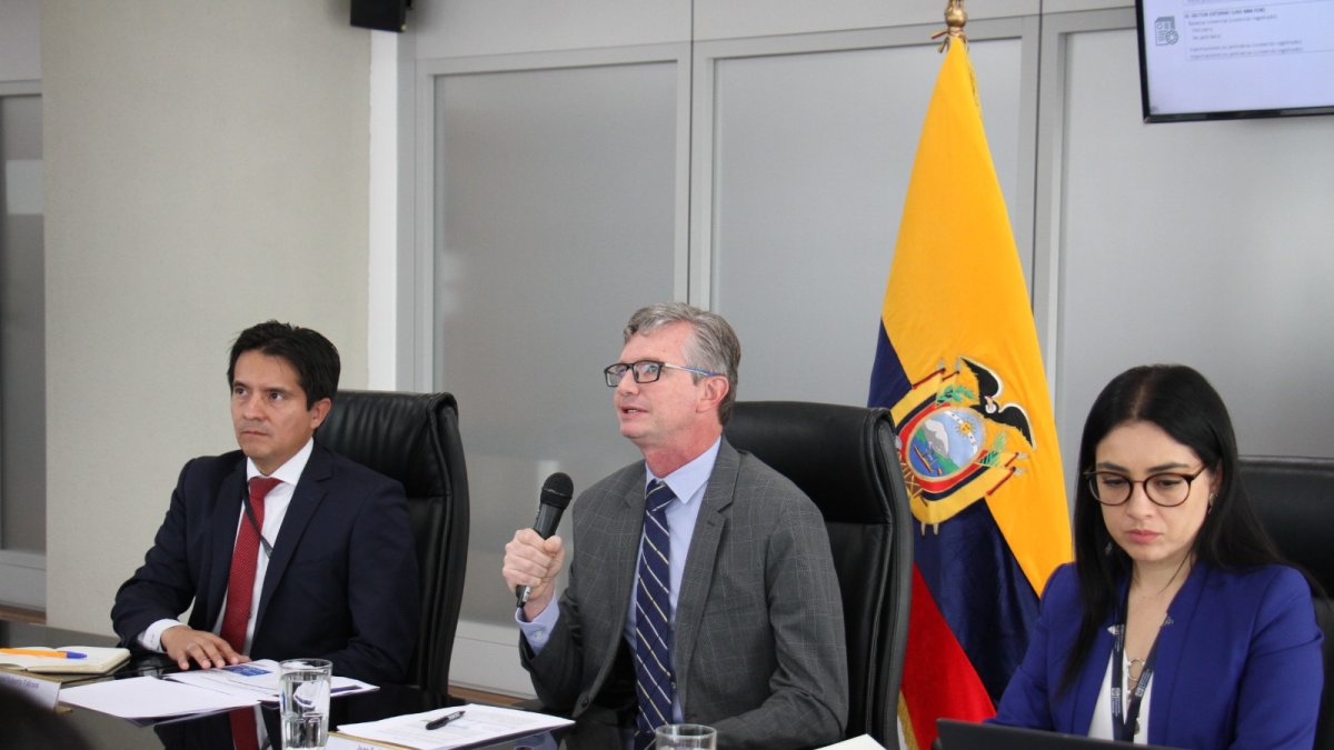 El ministro de Economía y Finanzas, Juan Carlos Vega (centro), en su primera rueda de prensa que se realizó este 18 de diciembre de 2023.