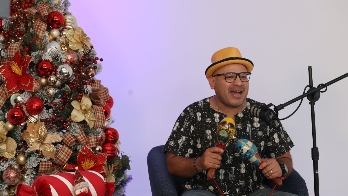 Adolfo Olivares interpretó Campana sobre campana al puro estilo y son de la Salsa