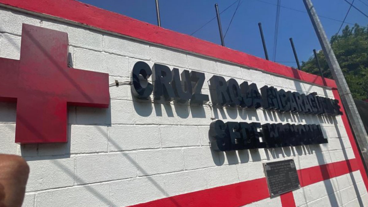 Se observa la fachada de la Cruz Roja en Managua (Nicaragua).