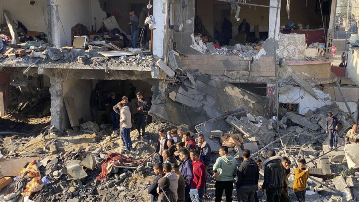 Más de 200 gazatíes, la mayoría niños, murieron en las últimas 24 horas en la Franja de Gaza a causa de los ataques aéreos y de artillería del Ejército israelí en distintos puntos del enclave.