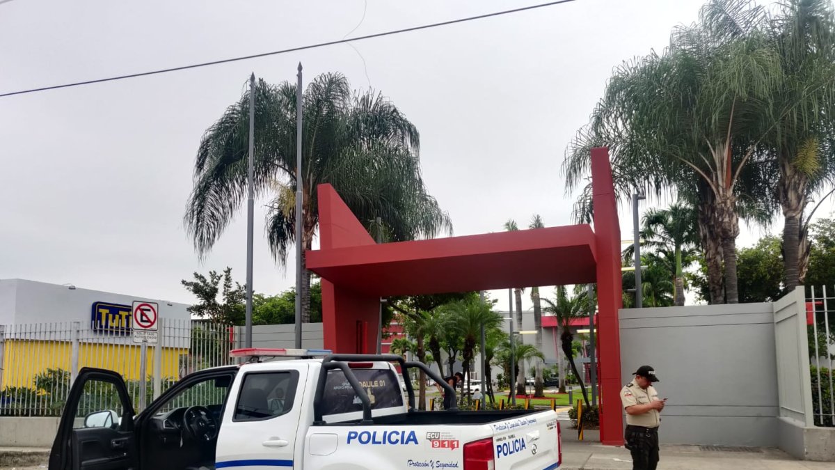 Archivo Agentes policiales llegaron hasta el centro comercial en La Aurora para recabar información sobre el robo a los locales.