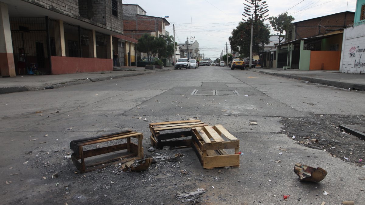 Basura de años viejos. 02 de enero del 2012, Guayaquil - Ecuador, Amelia Andrade/ Expreso