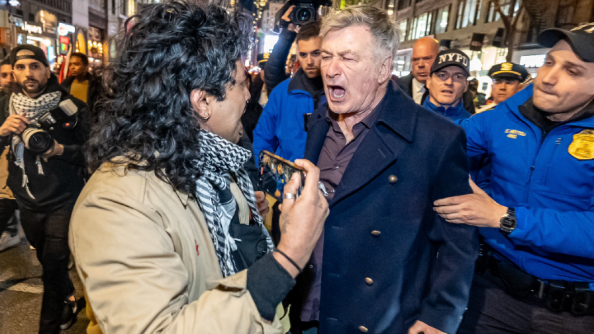 Alec Baldwin durante la pelea con el hombre. Afortunadamente, la policía intervino a tiempo.