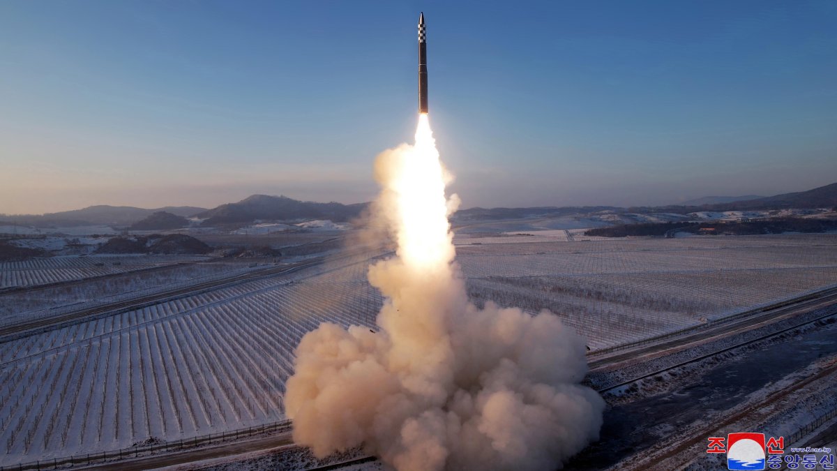 Foto publicada por la oficial Agencia Central de Noticias de Corea del Norte (KCNA) del lanzamiento de un misil balístico intercontinental (ICBM) de combustible sólido Hwasong-18.