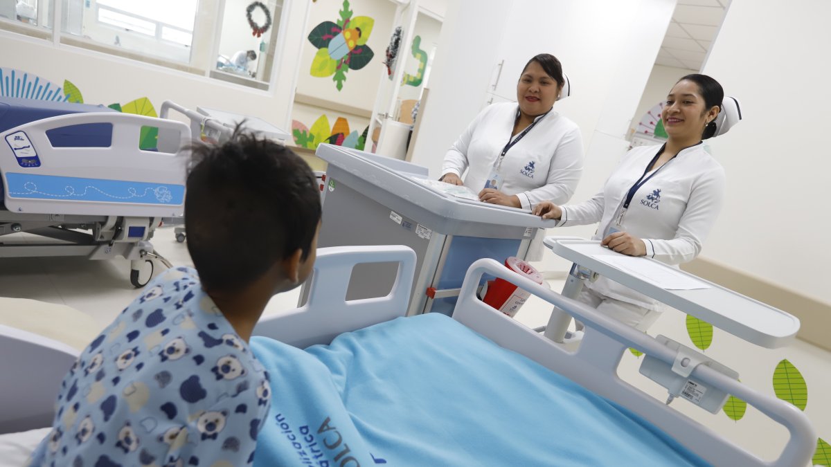 Las labores de Paola y Daisy en SOLCA van más allá de lo clínico. También intentan mantener con ánimos a sus pequeños pacientes.