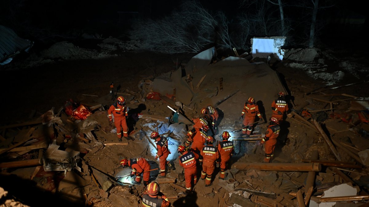 Rescatistas en el pueblo de Caotan en la provincia de Qinghai