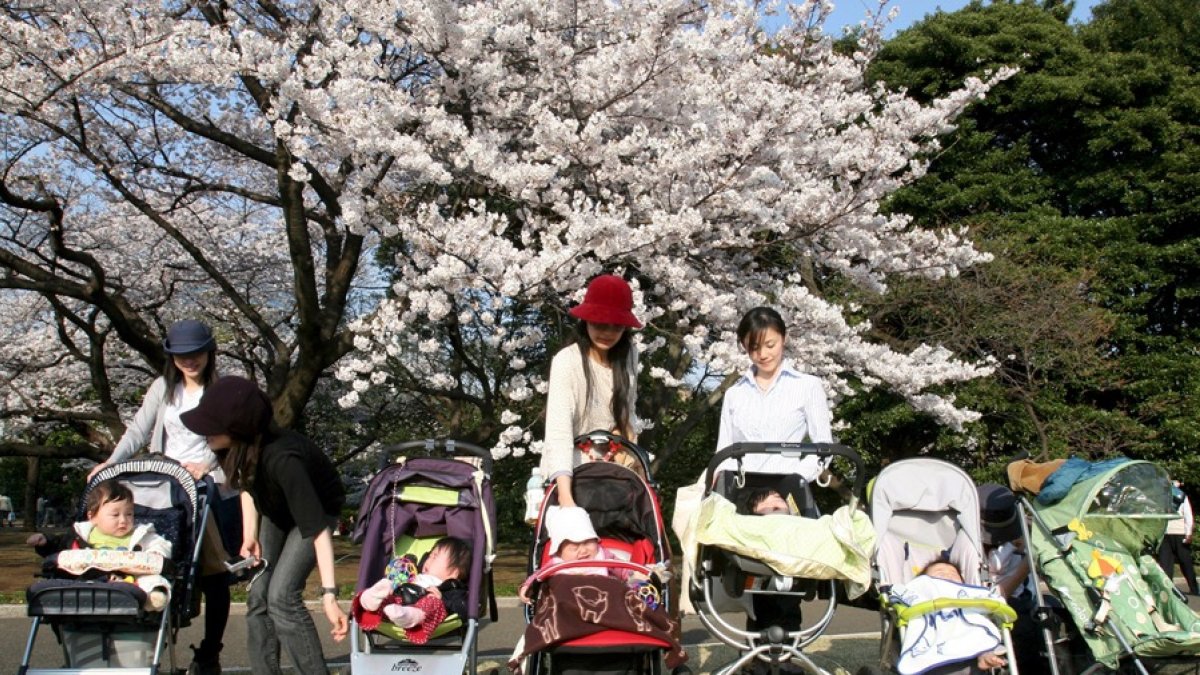 Referencial. Un grupo de madres japonesas y sus niños en el parque Shinjuku, de Tokio