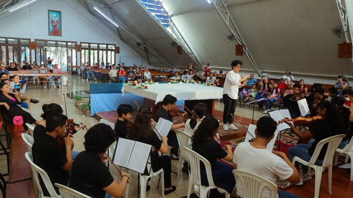 Comunidad. La sinfónica de Guayaquil lleva música a barrios de la urbe.