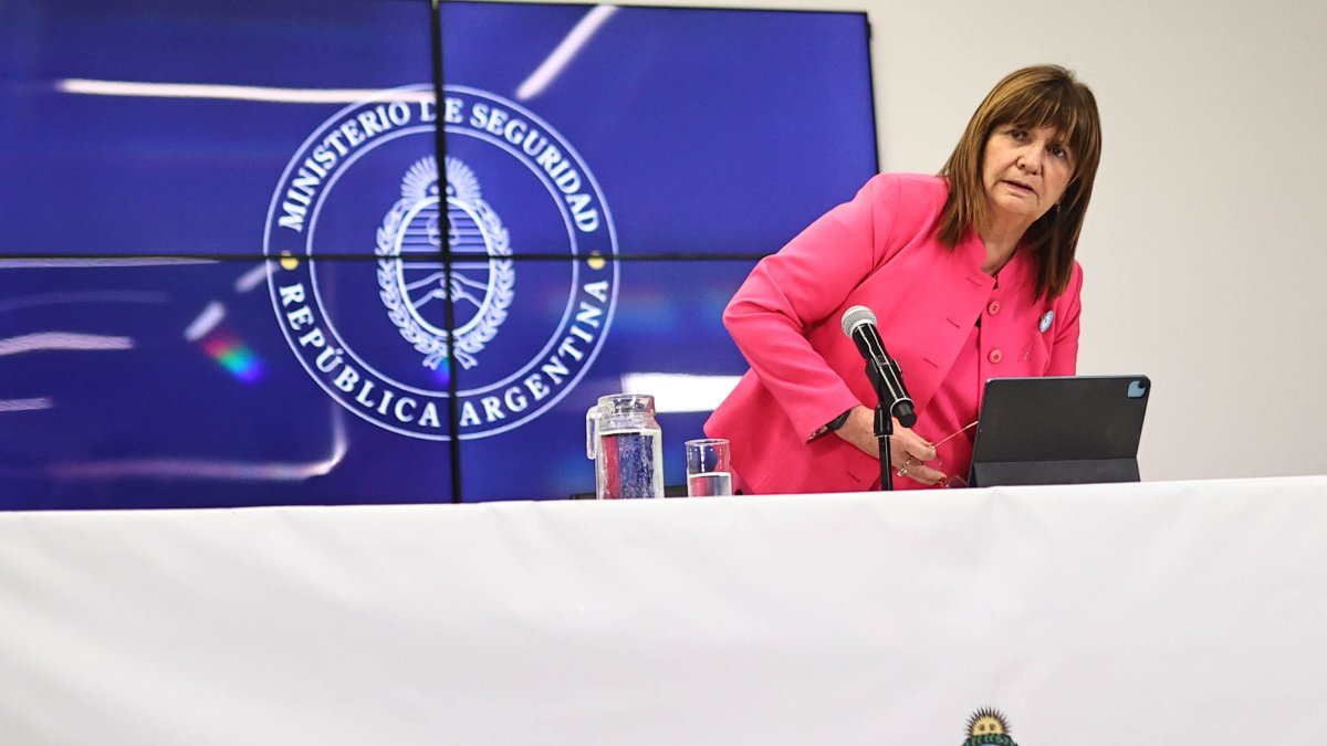 La Ministra de seguridad Patricia Bullrich habla durante una rueda de prensa en Buenos Aires (Argentina).