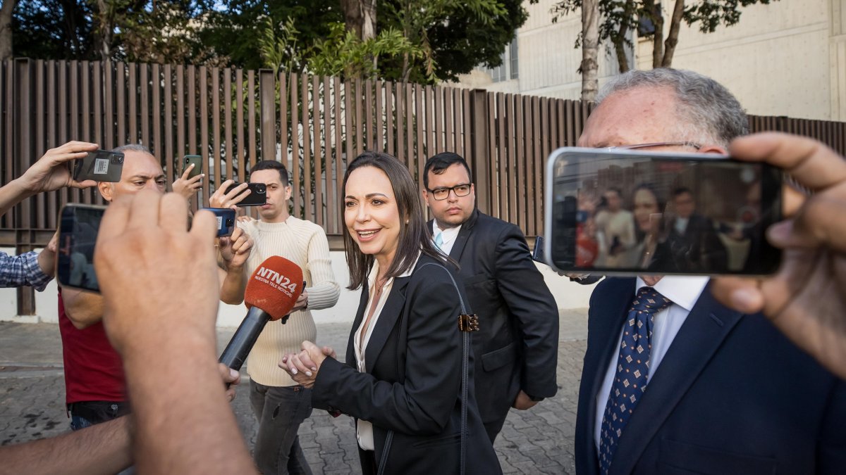 María Corina Machado, principal líder opositora y candidata presidencial en Venezuela, el 15 de diciembre 2023, al atender a la prensa, a la salida del Tribunal Supremo de Justicia, en Caracas.