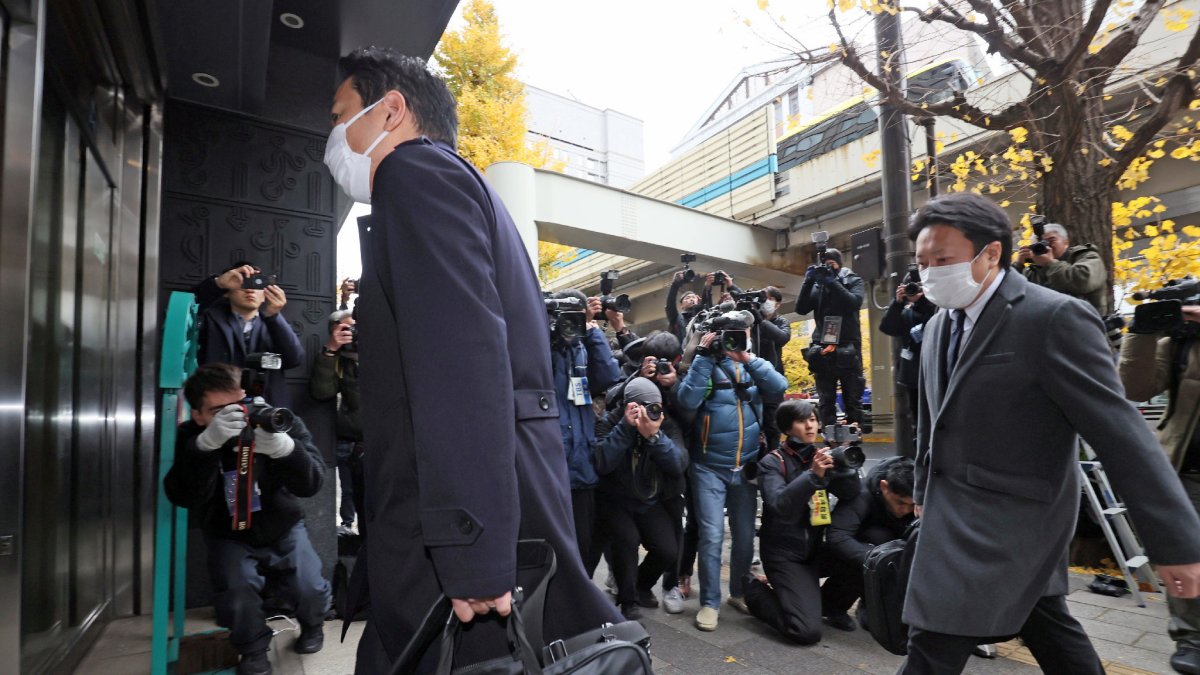 Miembros de investigación especial de la Fiscalía del Distrito de Tokio ingresan al edificio que alberga al Seiwaken, una facción del Partido Liberal Democrático (PLD), el 19 de diciembre de 2023.