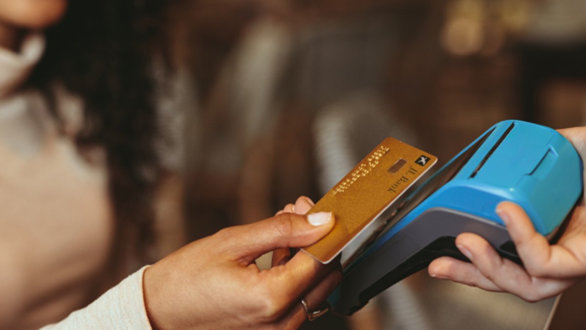 Tarjeta.- El uso de los plásticos para pagar una cuenta.