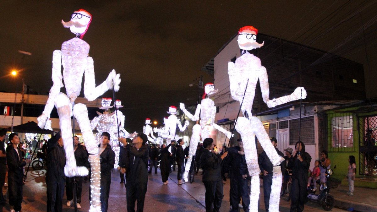 Actividad. Las enormes figuras desfilaron en cooperativas del sur.